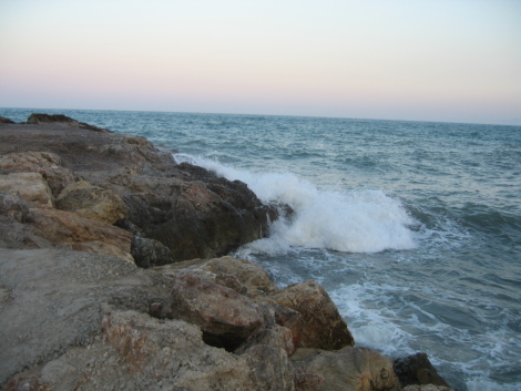 Mar picado en el Faro de Cullera